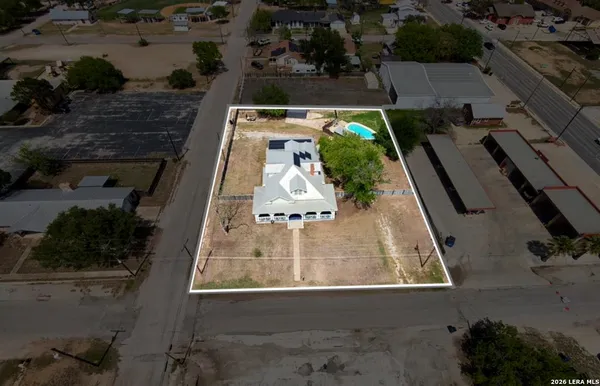 $385,000 | 110 West Benton Avenue, Devine, TX 78016