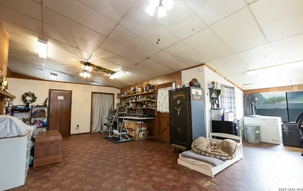 $385,000 | 110 West Benton Avenue, Devine, TX 78016