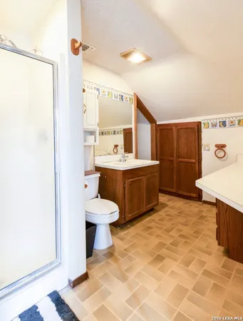 $385,000 | 110 West Benton Avenue, Devine, TX 78016