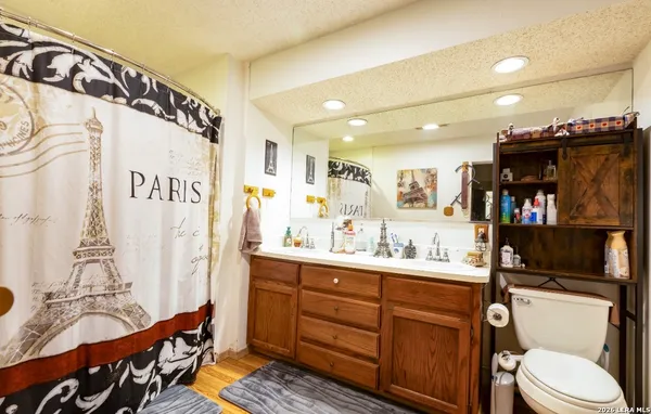 $385,000 | 110 West Benton Avenue, Devine, TX 78016