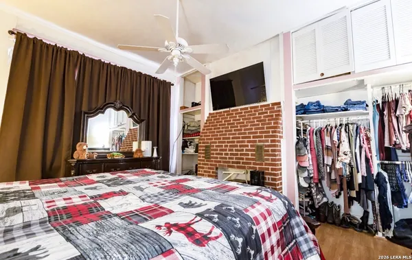 $385,000 | 110 West Benton Avenue, Devine, TX 78016