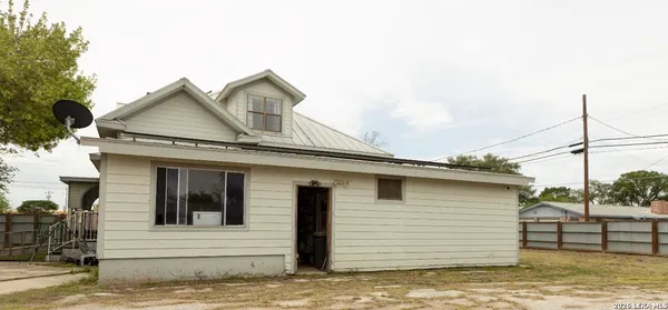 $385,000 | 110 West Benton Avenue, Devine, TX 78016