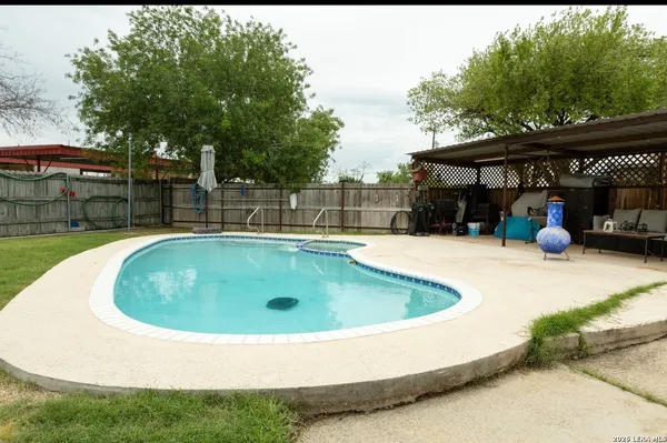 $385,000 | 110 West Benton Avenue, Devine, TX 78016