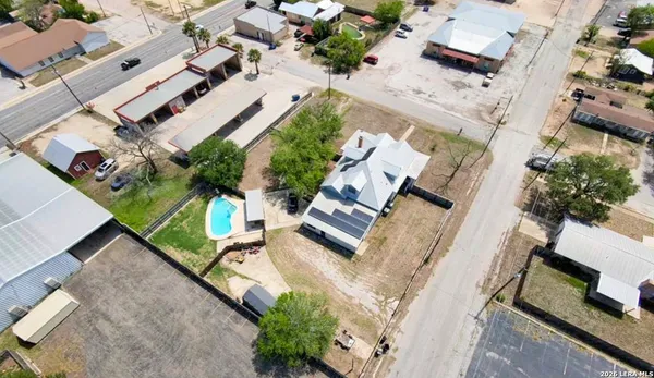 $385,000 | 110 West Benton Avenue, Devine, TX 78016