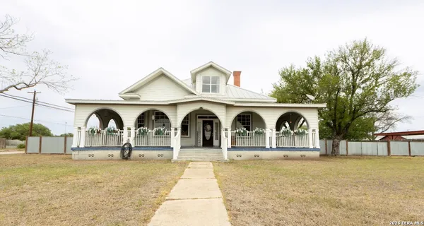 $385,000 | 110 West Benton Avenue, Devine, TX 78016