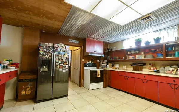 $385,000 | 110 West Benton Avenue, Devine, TX 78016