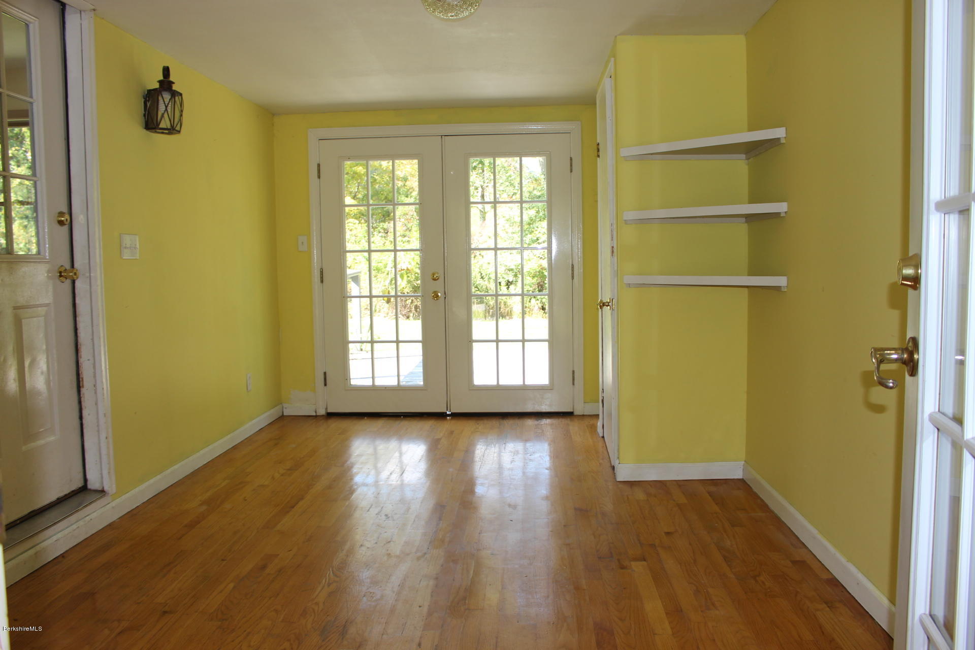 15 Stratton Road Williamstown, MA 01267 - Photo 3 of 19 Breezeway/Foyer