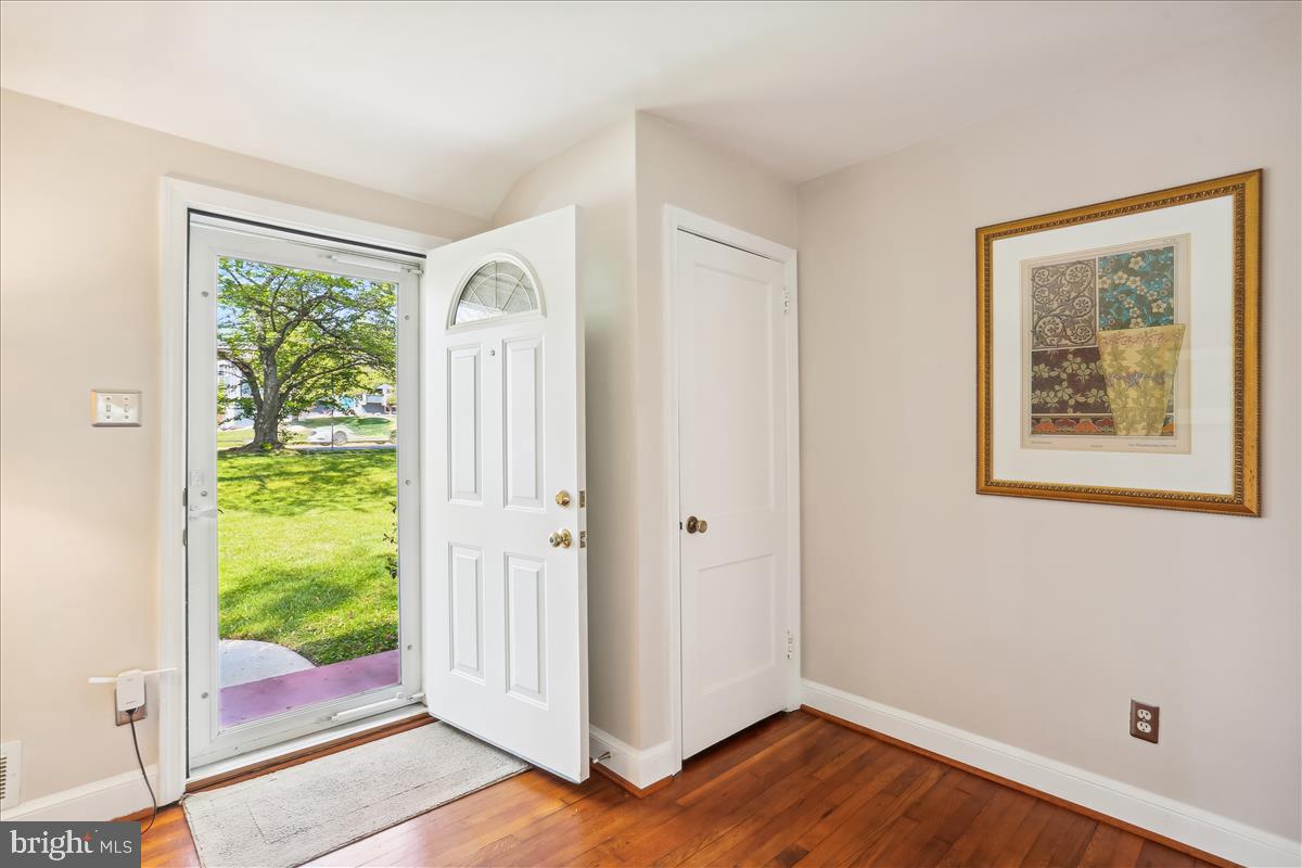 1806 Arcola Avenue Silver Spring, MD 20902 - Photo 3 of 32 Entry