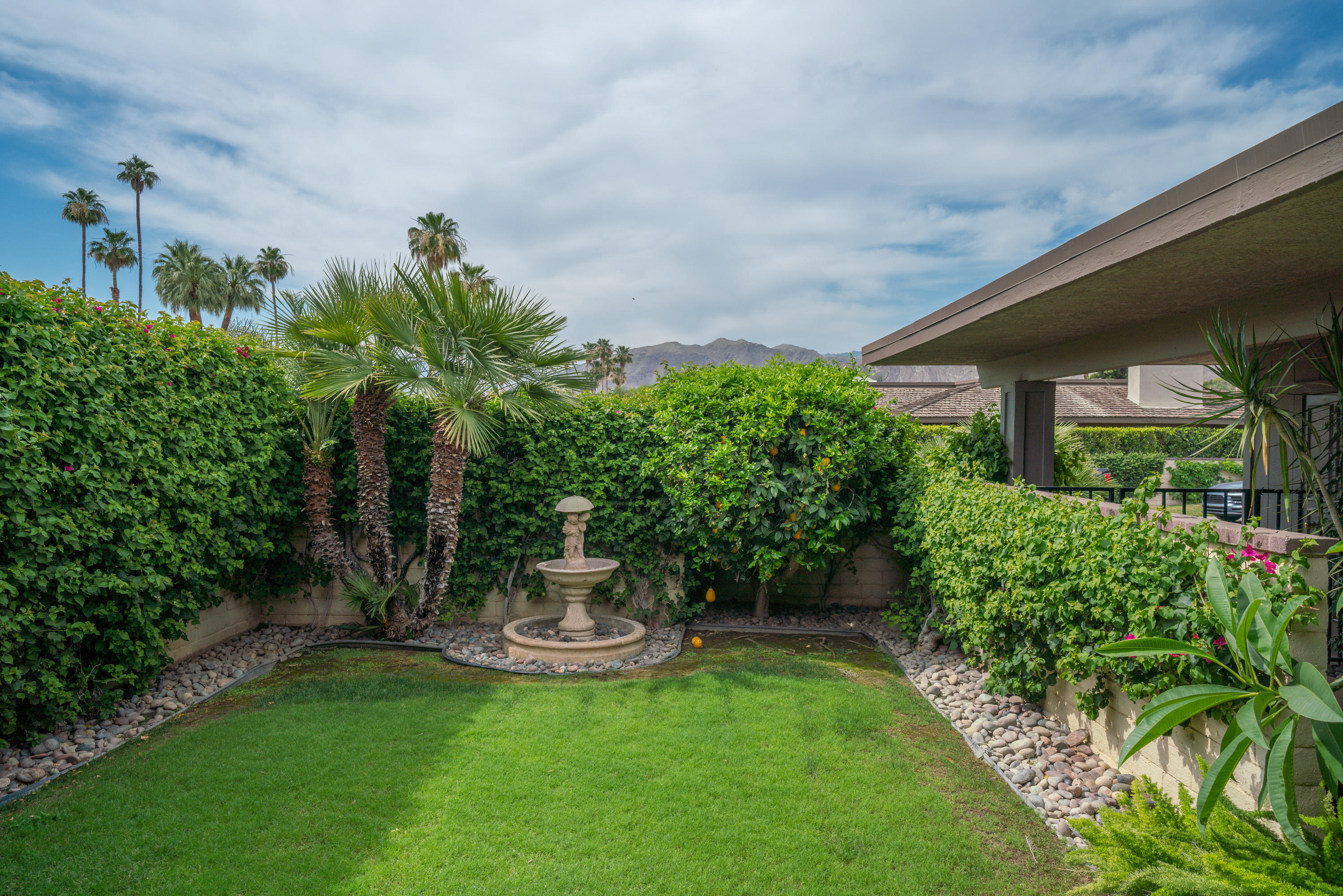 10 Temple Court Rancho Mirage, CA 92270 - Photo 2 of 37 Photo-8