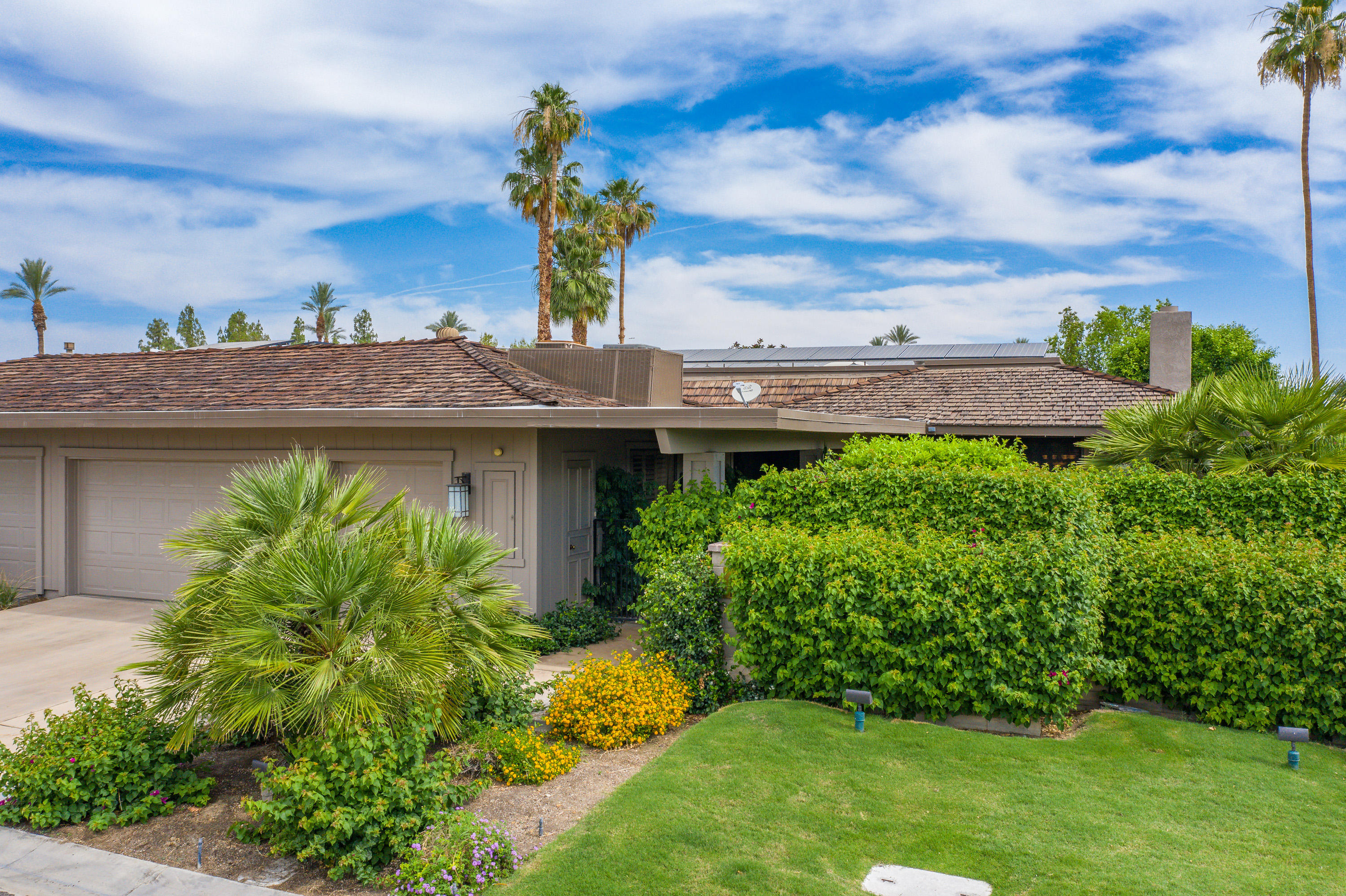 10 Temple Court Rancho Mirage, CA 92270 - Photo 3 of 37 Photo-1