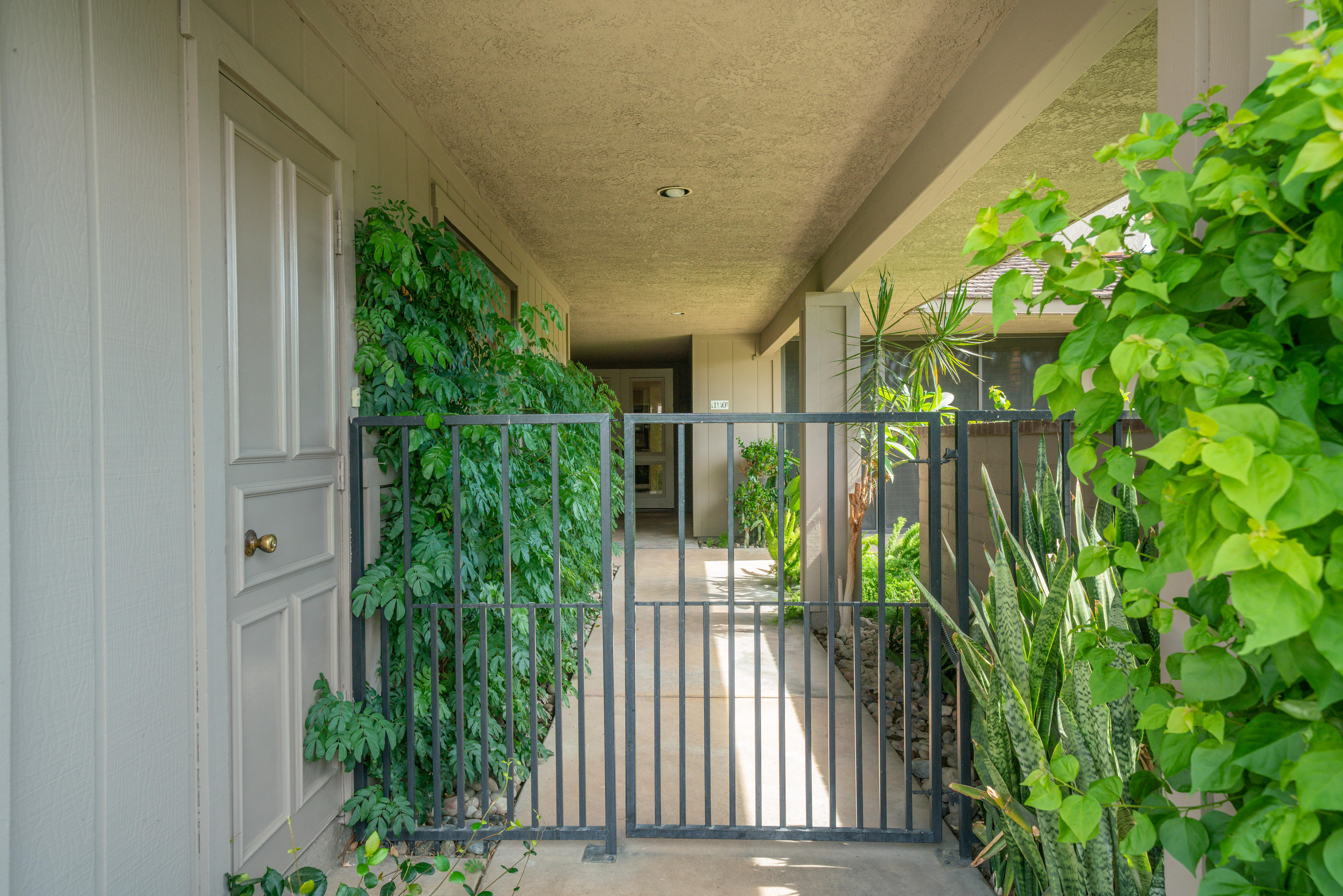 10 Temple Court Rancho Mirage, CA 92270 - Photo 4 of 37 Photo-5