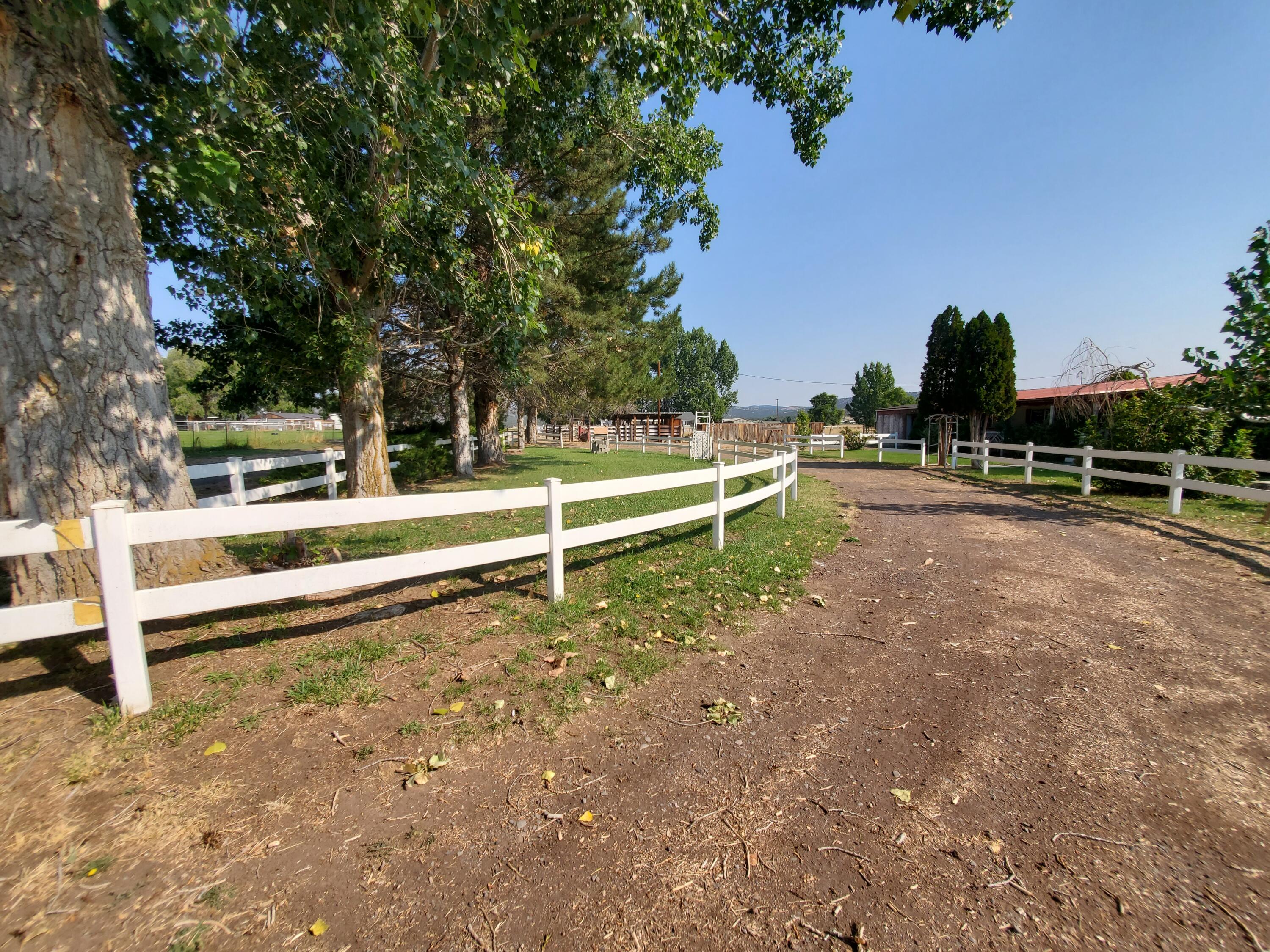 7552 Edwards Road Prineville, OR 97754 - Photo 4 of 19 Driveway