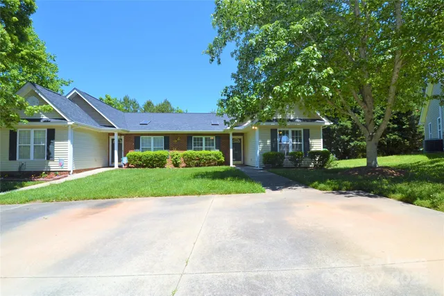 $1,650 | 224 Edinburgh Court, Mount Holly, NC 28120