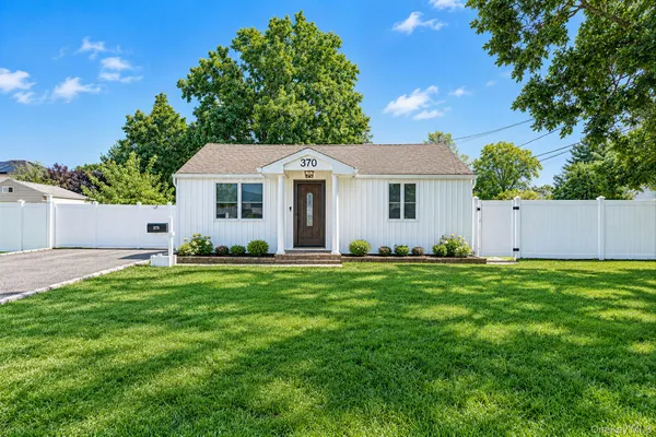 $549,990 | 370 Grand Boulevard, Deer Park, NY 11729