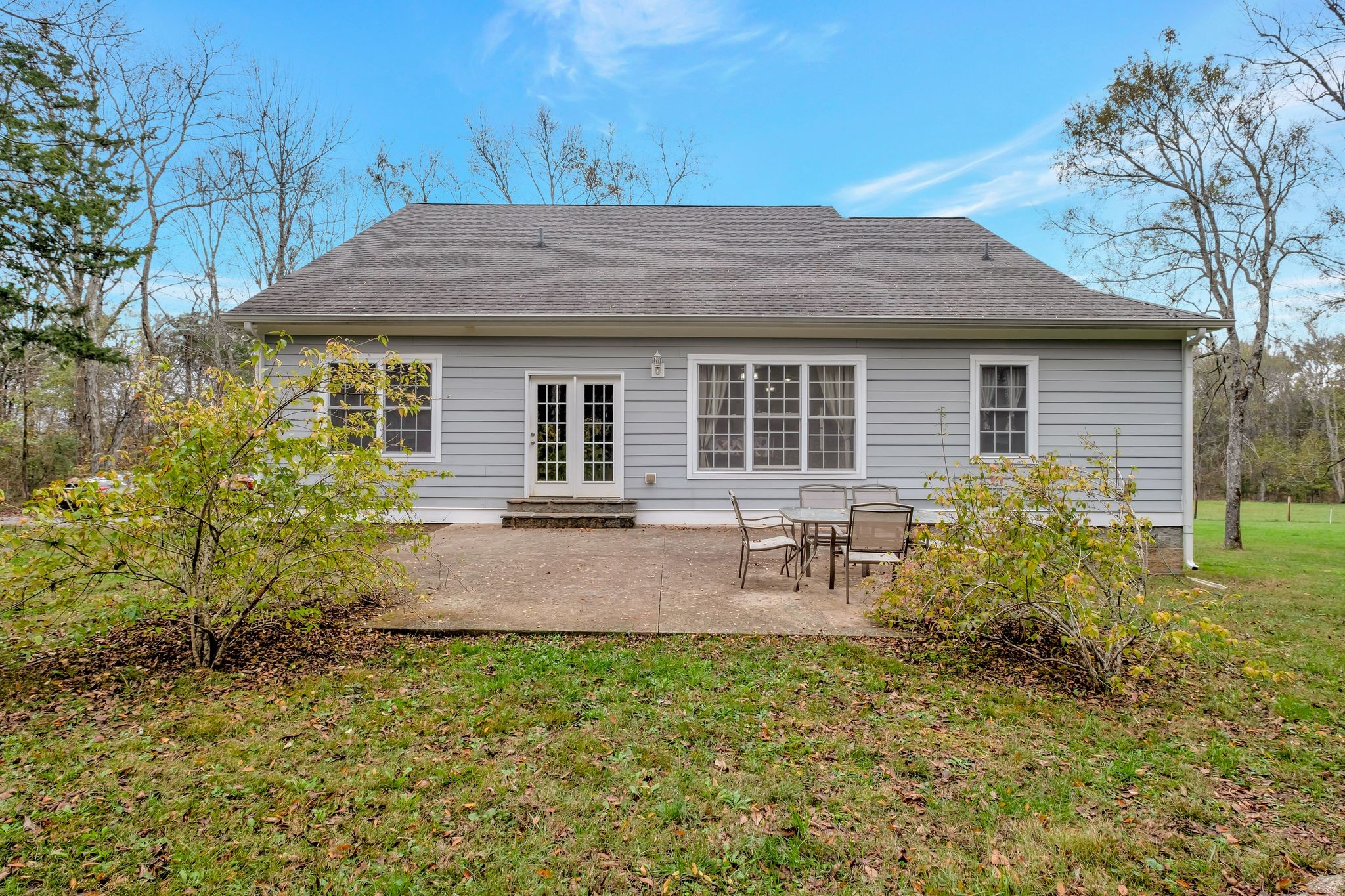 562 Dunaway Road Lebanon, TN 37090 - Photo 8 of 10 a backyard of a house with table and chairs