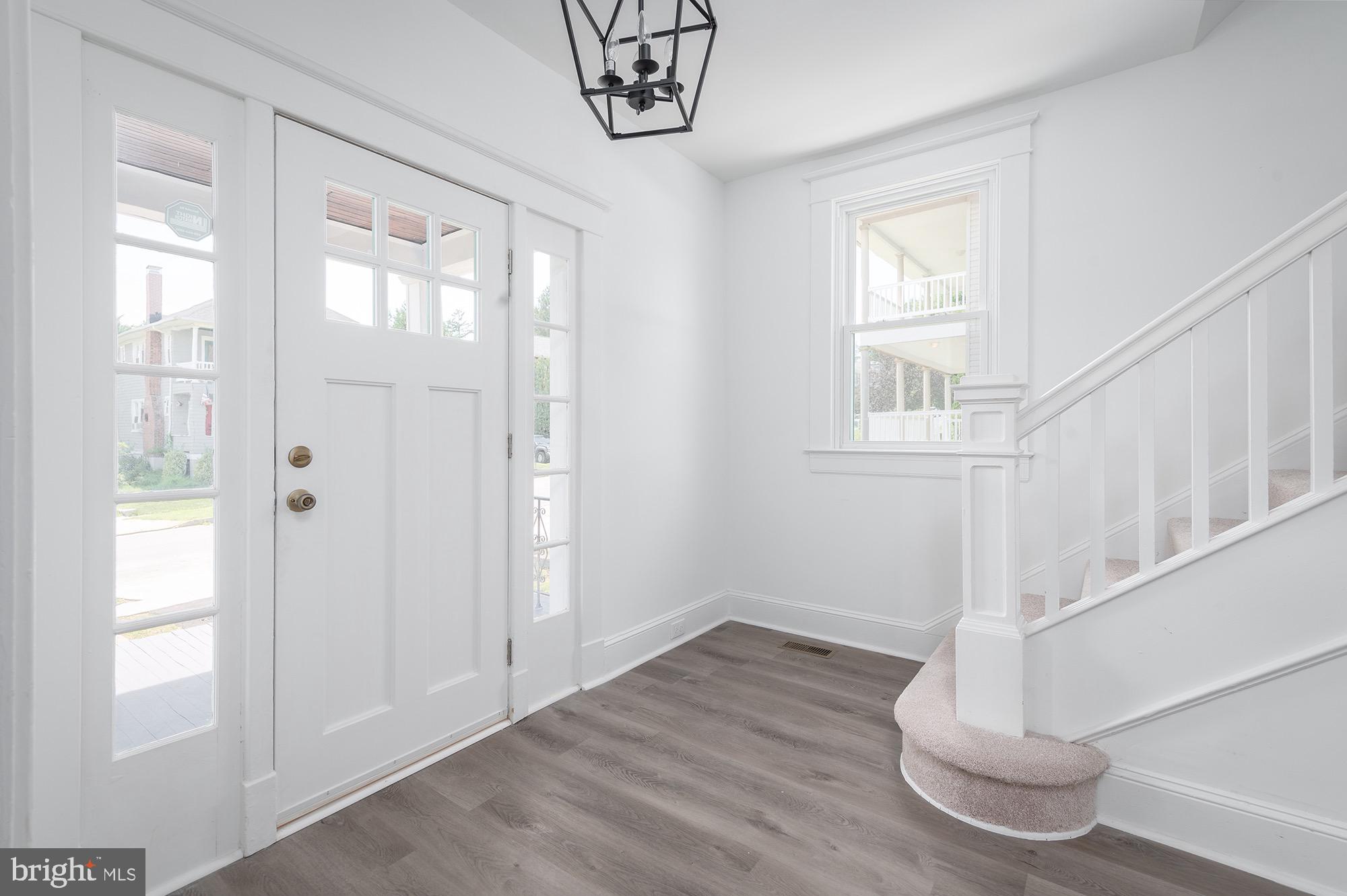 611 Plymouth Road Baltimore, MD 21229 - Photo 8 of 33 Gorgeous Foyer Entry
