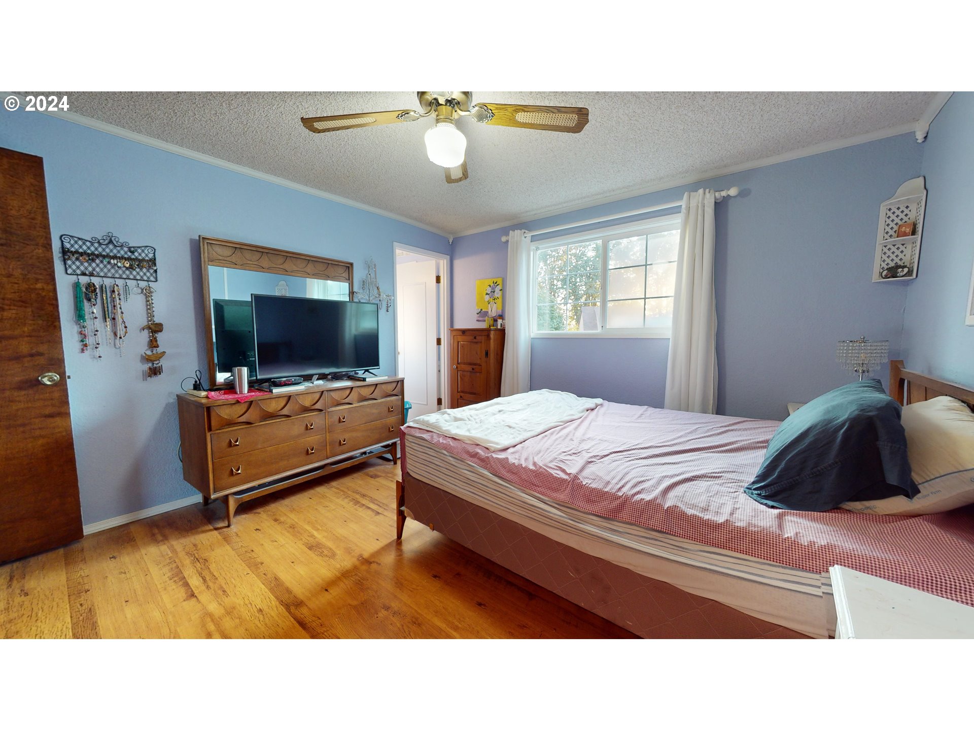 631 Rayner Avenue Springfield, OR 97477 - Photo 19 of 40 a bedroom with a bed and a flat tv screen on dresser