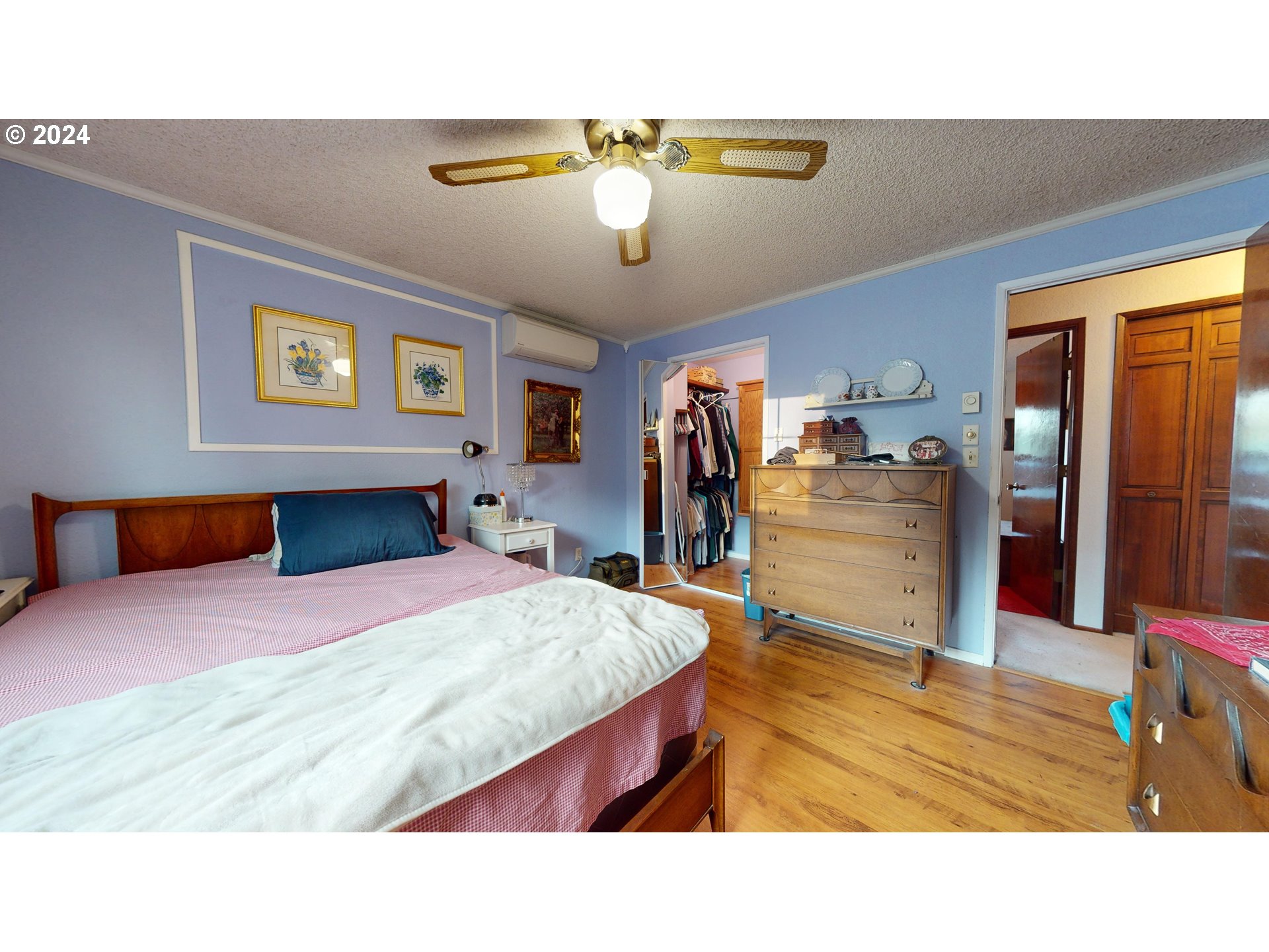 631 Rayner Avenue Springfield, OR 97477 - Photo 20 of 40 a bedroom with a bed and a chandelier