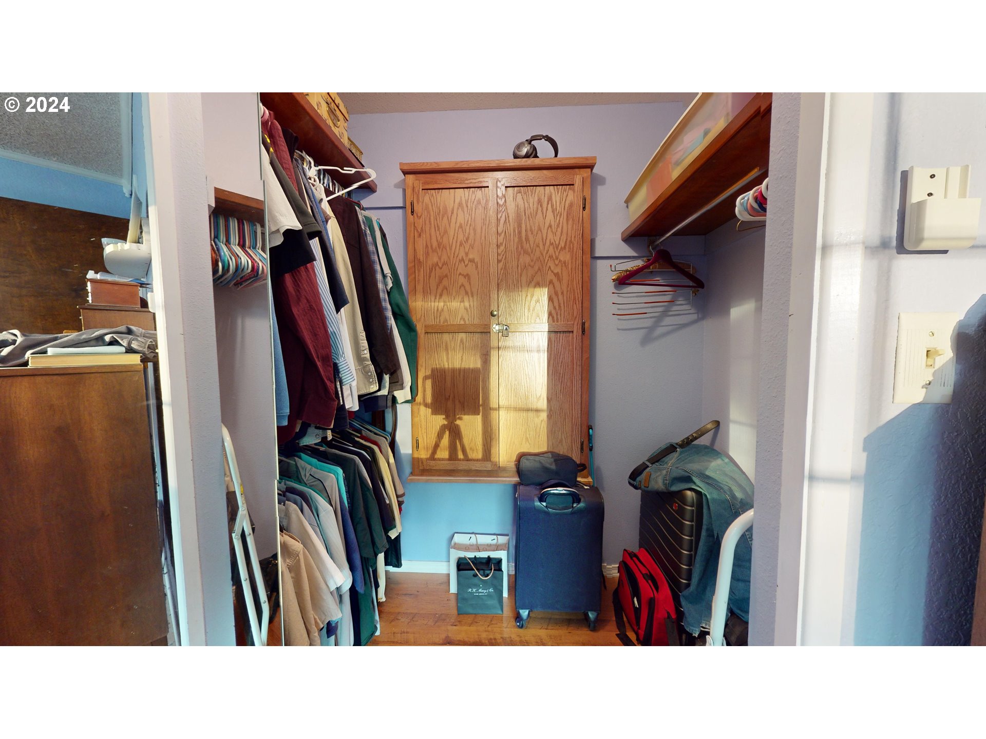 631 Rayner Avenue Springfield, OR 97477 - Photo 21 of 40 a view of a walk in closet