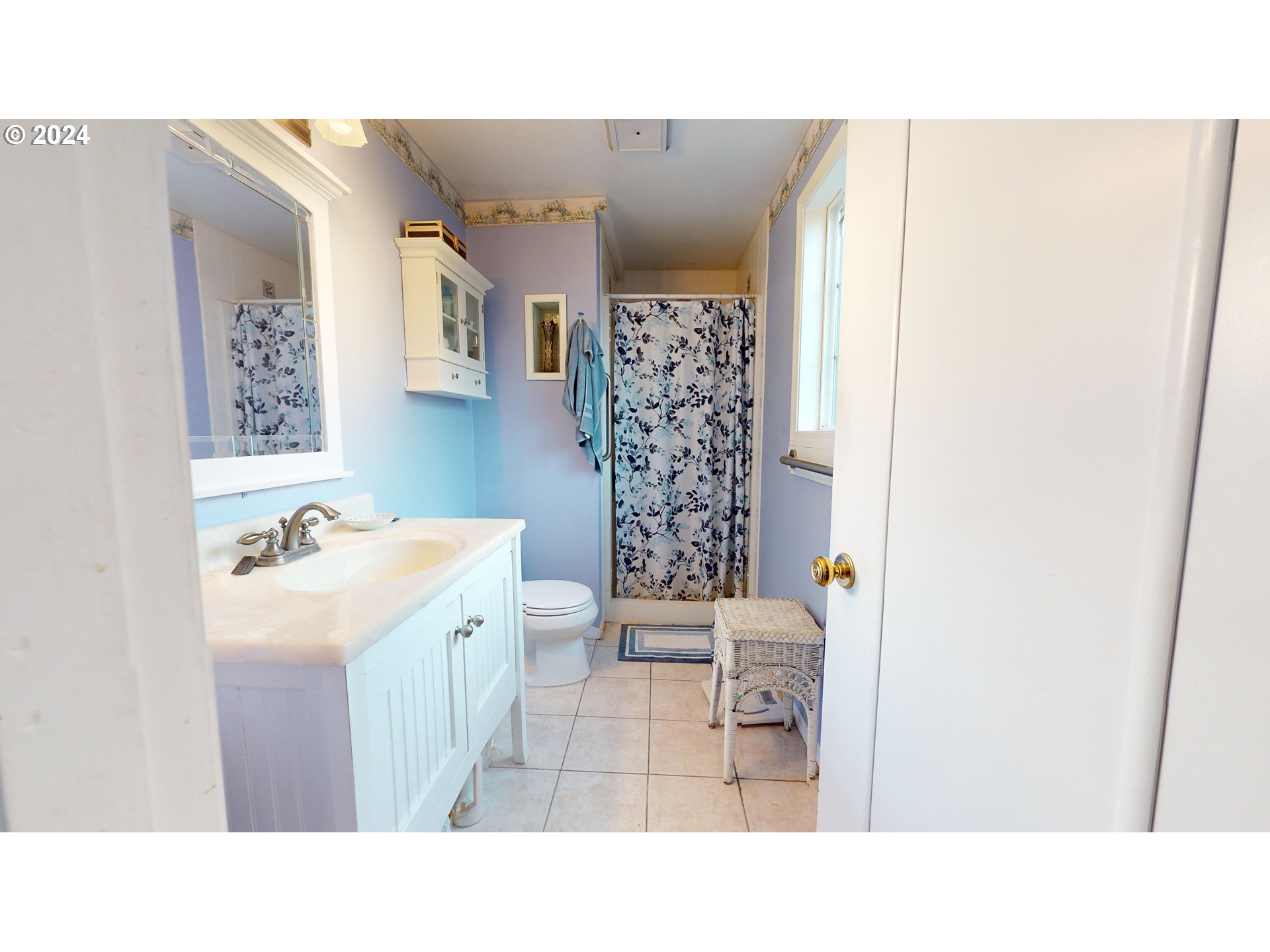 631 Rayner Avenue Springfield, OR 97477 - Photo 22 of 40 a bathroom with a sink toilet and shower