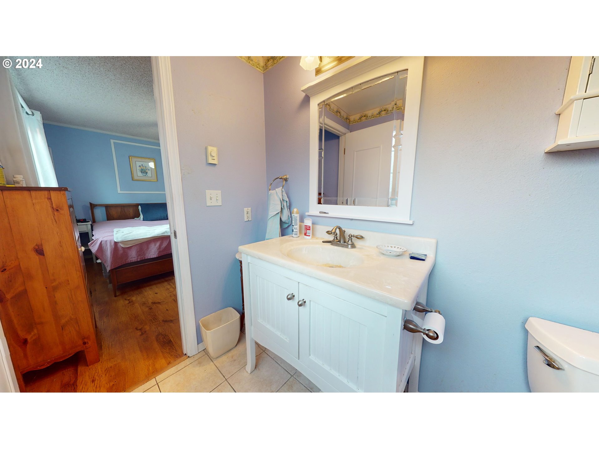 631 Rayner Avenue Springfield, OR 97477 - Photo 23 of 40 a bathroom with a sink toilet and mirror