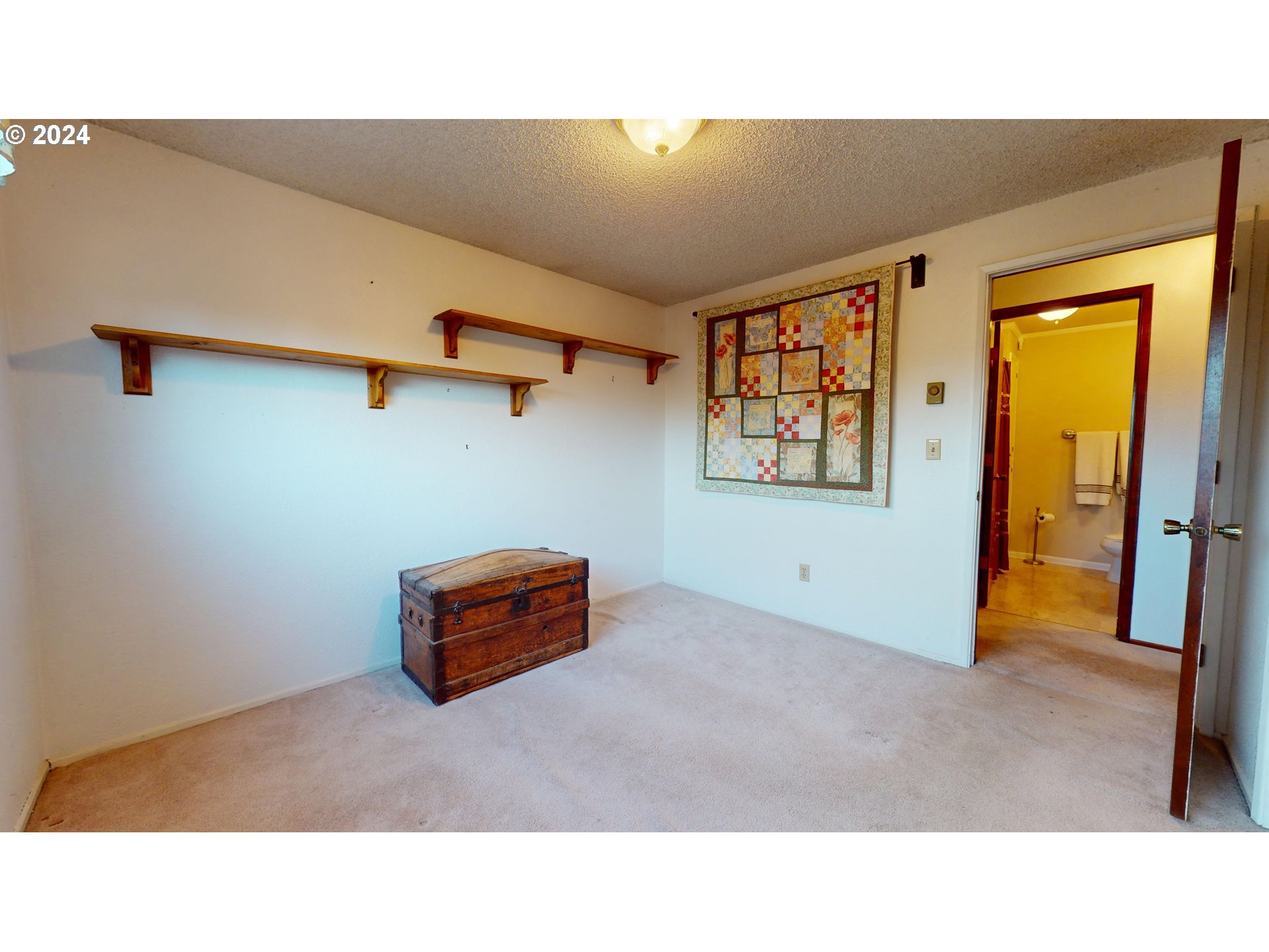 631 Rayner Avenue Springfield, OR 97477 - Photo 27 of 40 a open kitchen with windows
