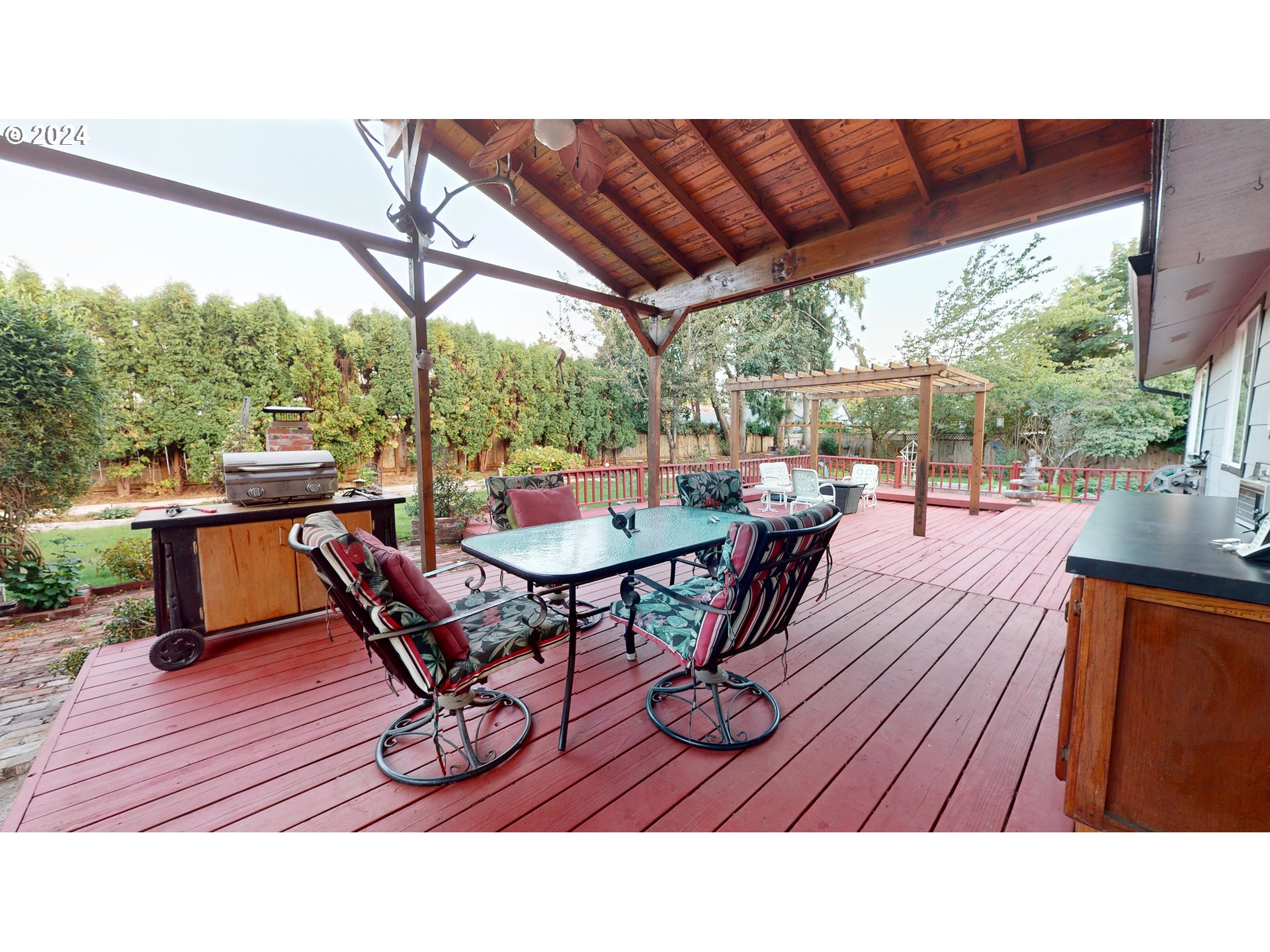 631 Rayner Avenue Springfield, OR 97477 - Photo 30 of 40 a outdoor dining space with furniture and wooden floor