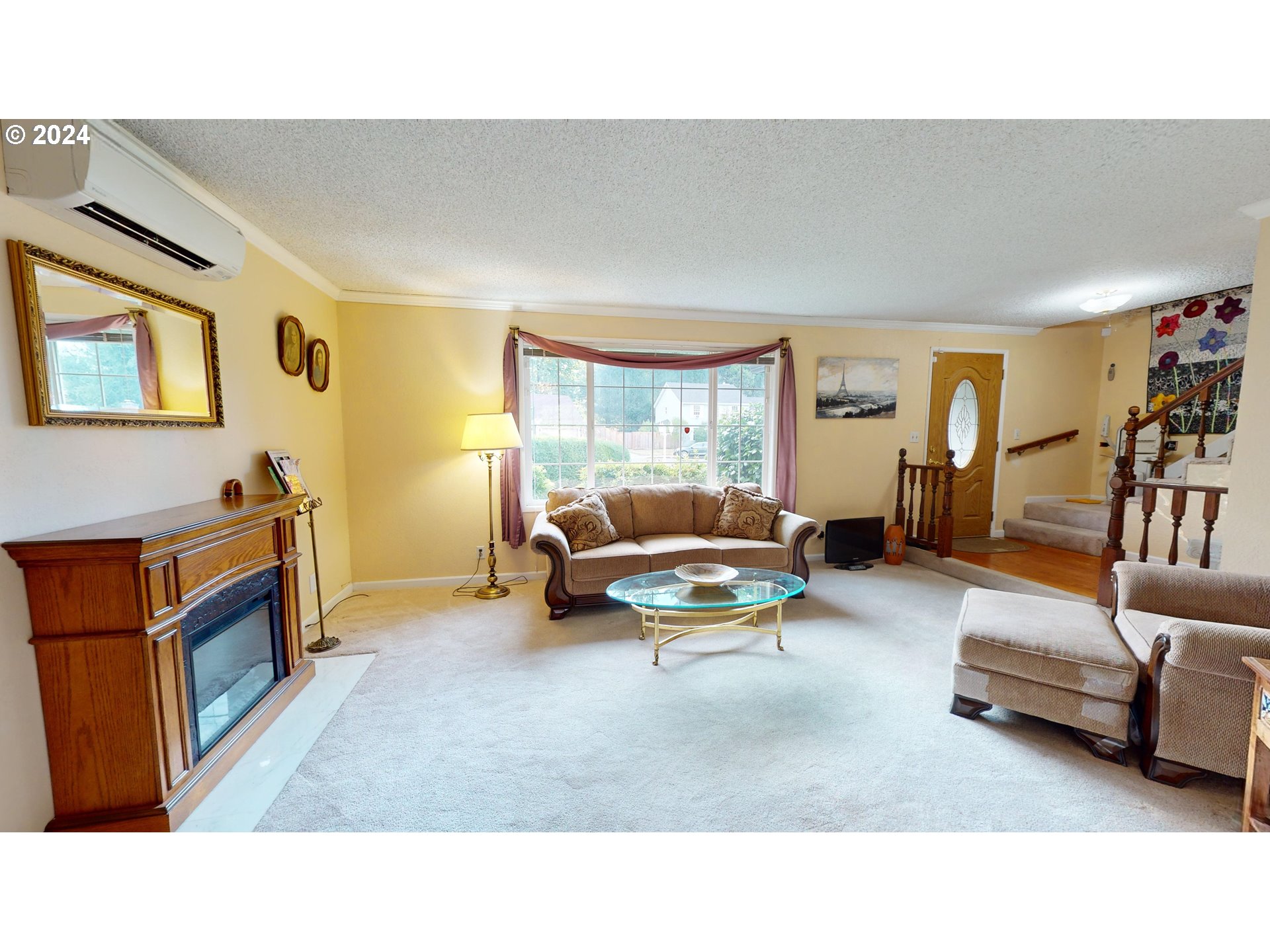 631 Rayner Avenue Springfield, OR 97477 - Photo 4 of 40 a living room with furniture and a window