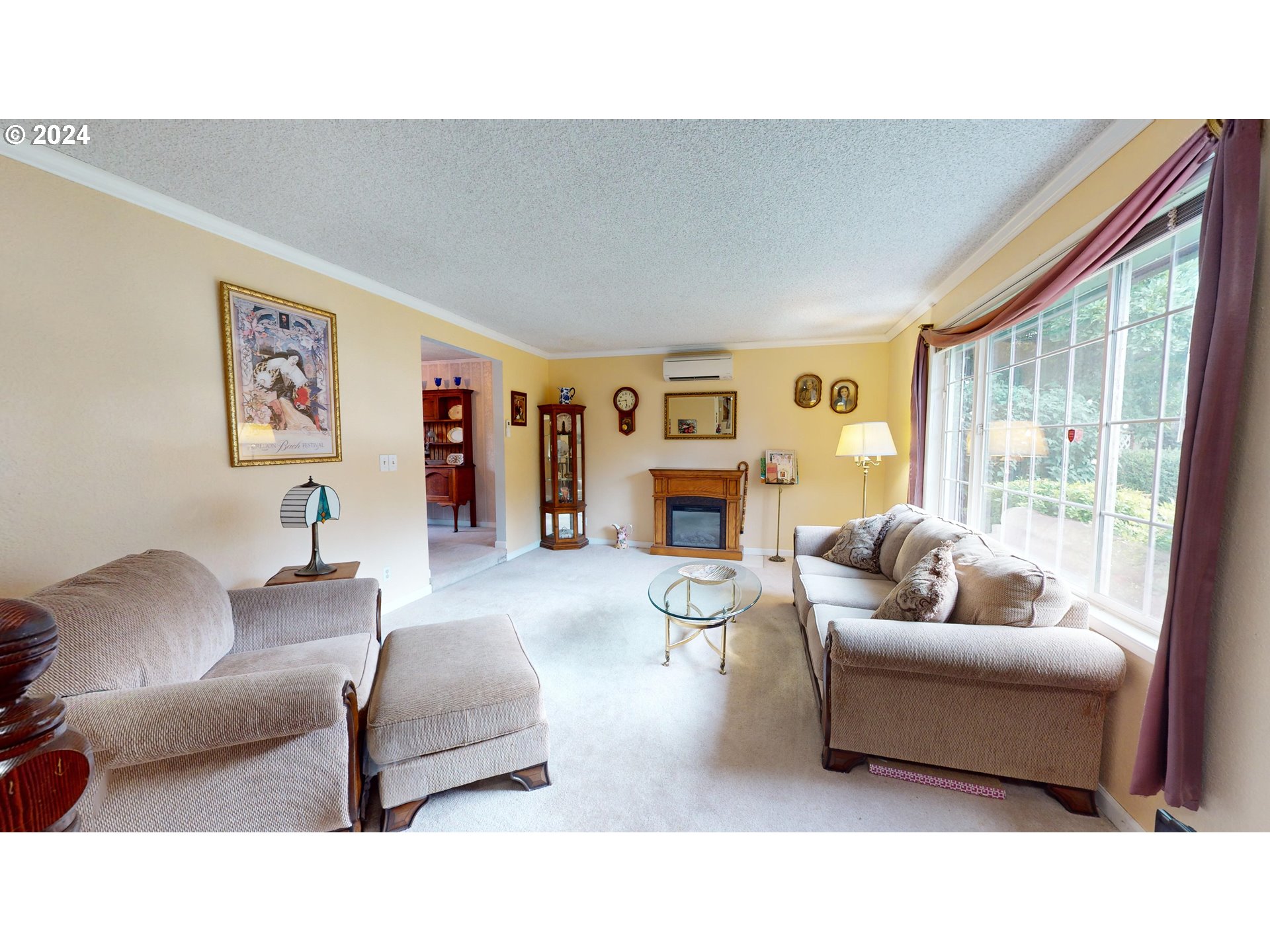 631 Rayner Avenue Springfield, OR 97477 - Photo 5 of 40 a living room with furniture and a large window