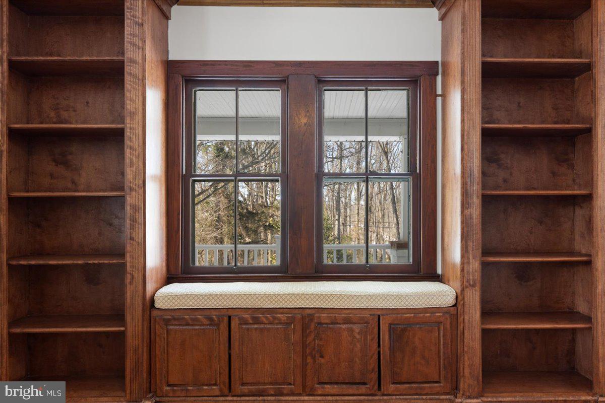 23320 Watson Road Leesburg, VA 20175 - Photo 20 of 48 Dining Room w/ built-ins and charming bench