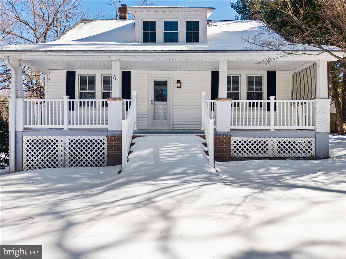 23320 Watson Road Leesburg, VA 20175 - Photo 43 of 51 a view of a house with wooden fence