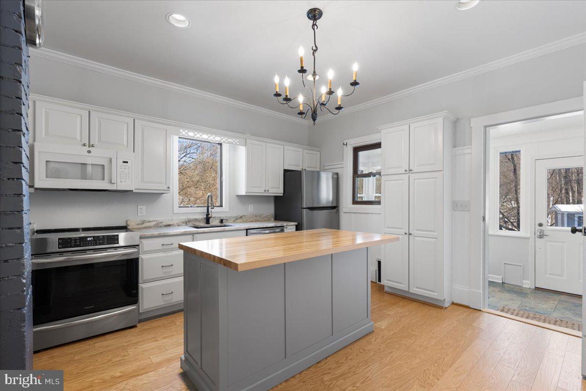 23320 Watson Road Leesburg, VA 20175 - Photo 6 of 48 Updated kitchen w/ quartz counters & SS appliances