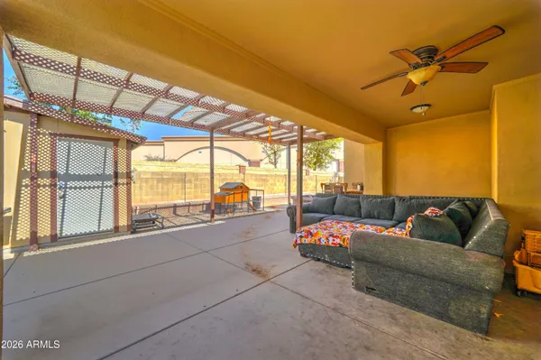 a view of a backyard