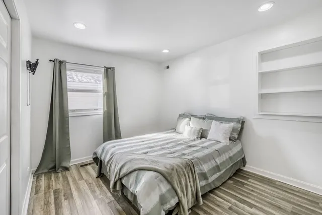 $320,000 | 290 Oakwood Drive, Antioch, IL 60002