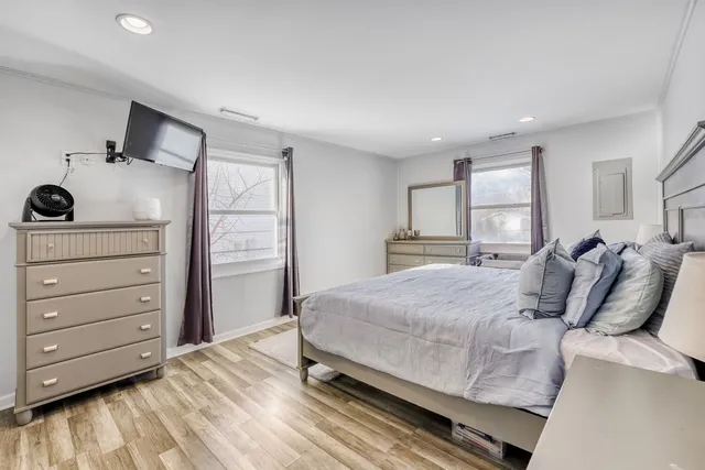 $320,000 | 290 Oakwood Drive, Antioch, IL 60002