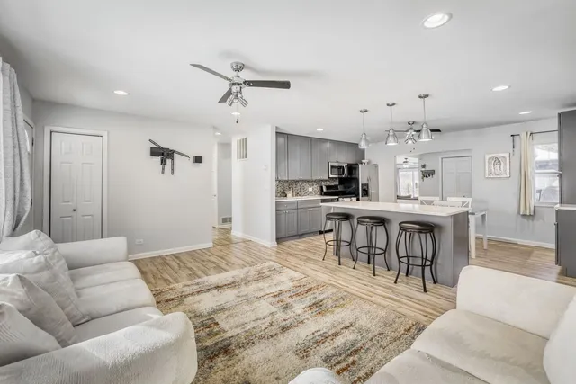 $320,000 | 290 Oakwood Drive, Antioch, IL 60002