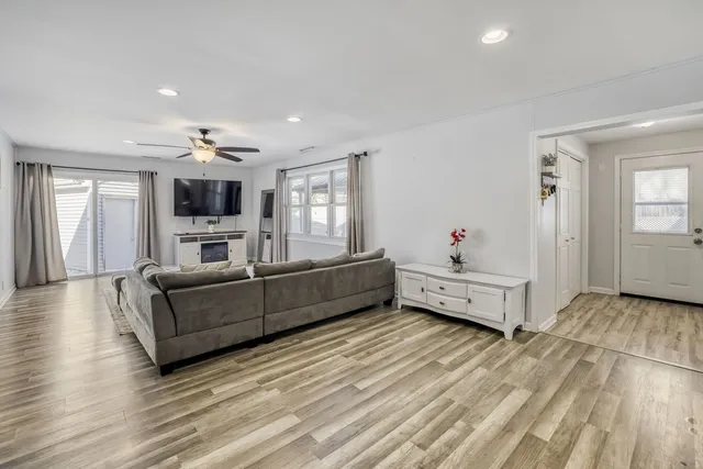 $320,000 | 290 Oakwood Drive, Antioch, IL 60002