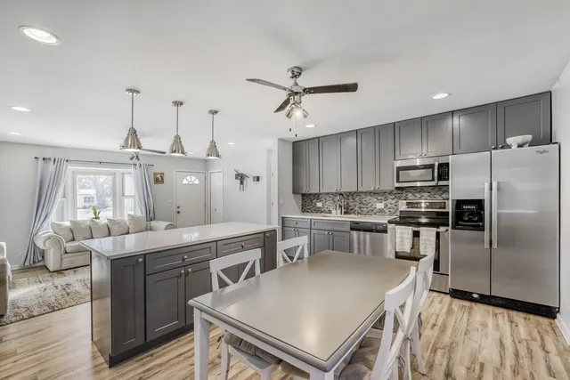 $320,000 | 290 Oakwood Drive, Antioch, IL 60002