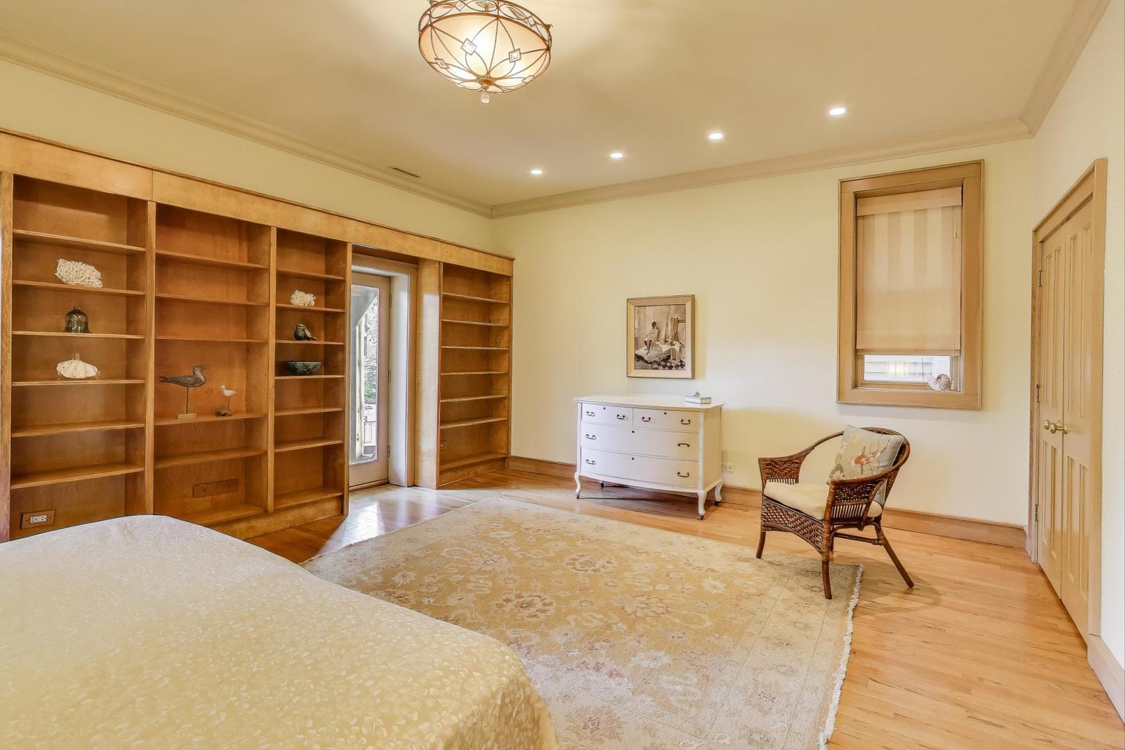 907-909 West Webster Avenue Chicago, IL 60614 - Photo 33 of 71 a bedroom with a bed and chair