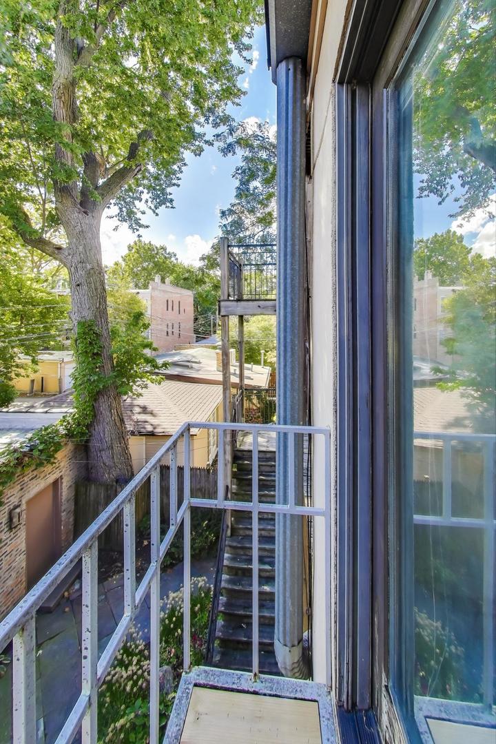 907-909 West Webster Avenue Chicago, IL 60614 - Photo 36 of 71 a view of a balcony with a tree