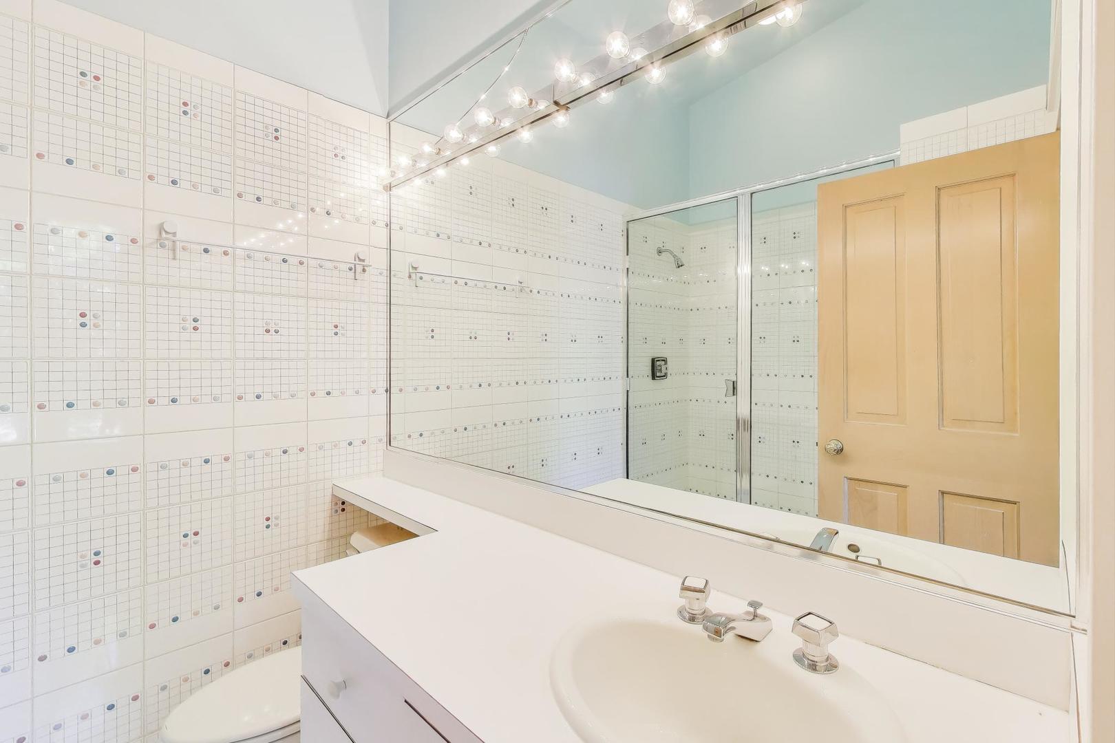 907-909 West Webster Avenue Chicago, IL 60614 - Photo 40 of 71 a bathroom with a bathtub and a sink