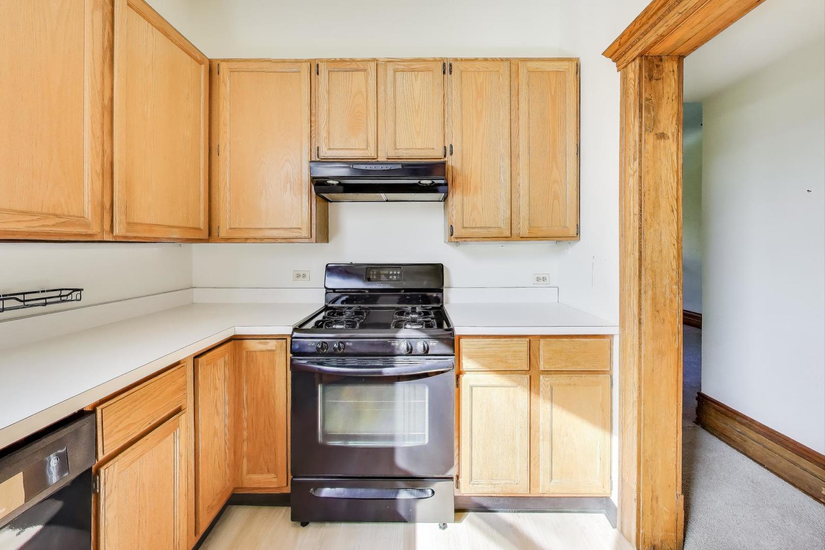 907-909 West Webster Avenue Chicago, IL 60614 - Photo 48 of 71 a kitchen with a stove and a microwave