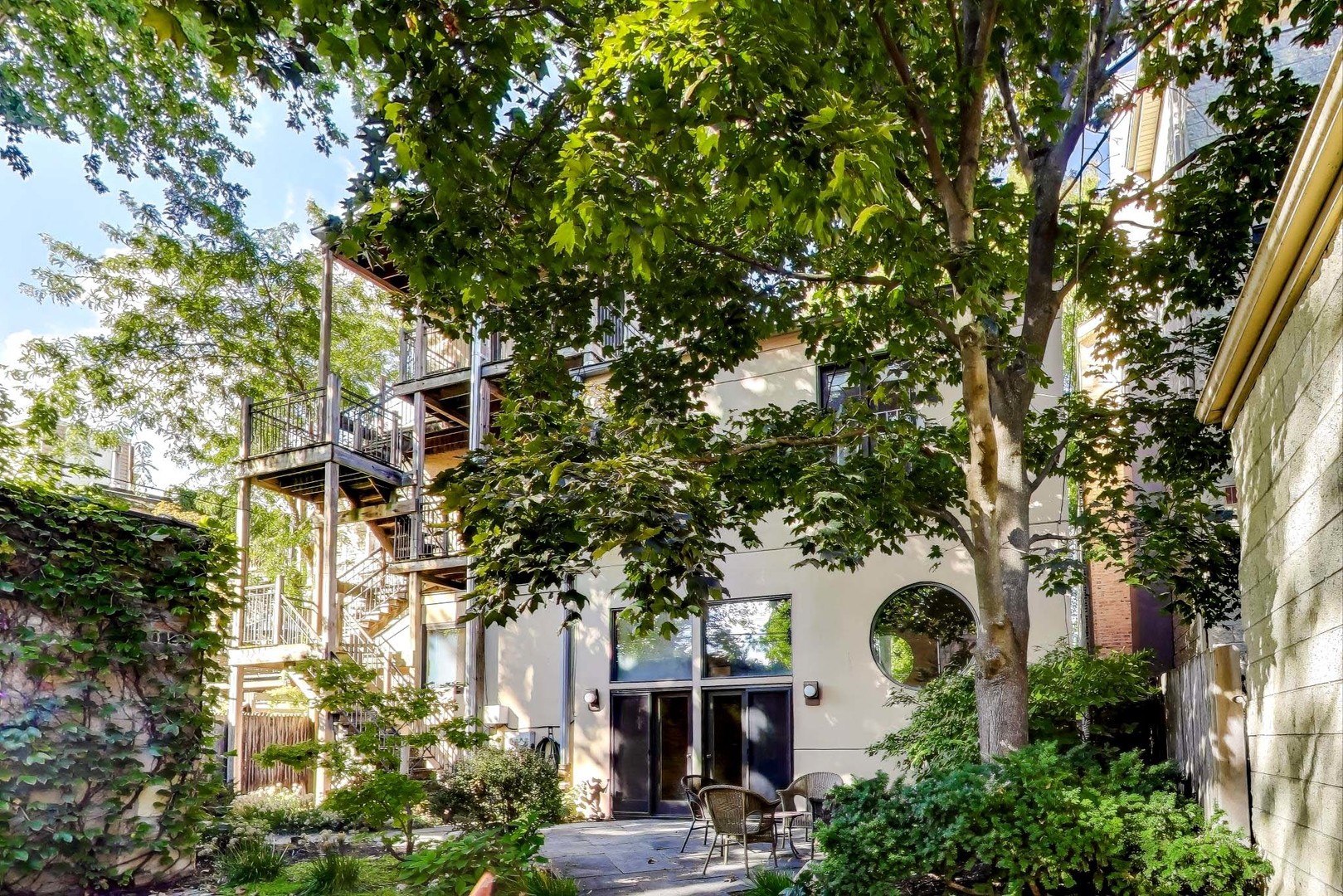 907-909 West Webster Avenue Chicago, IL 60614 - Photo 55 of 71 a front view of a house with garden