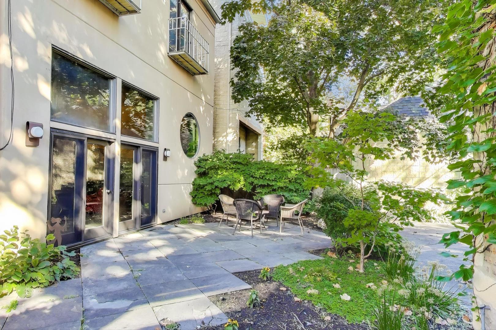 907-909 West Webster Avenue Chicago, IL 60614 - Photo 57 of 71 a view of a patio with table and chairs and potted plants