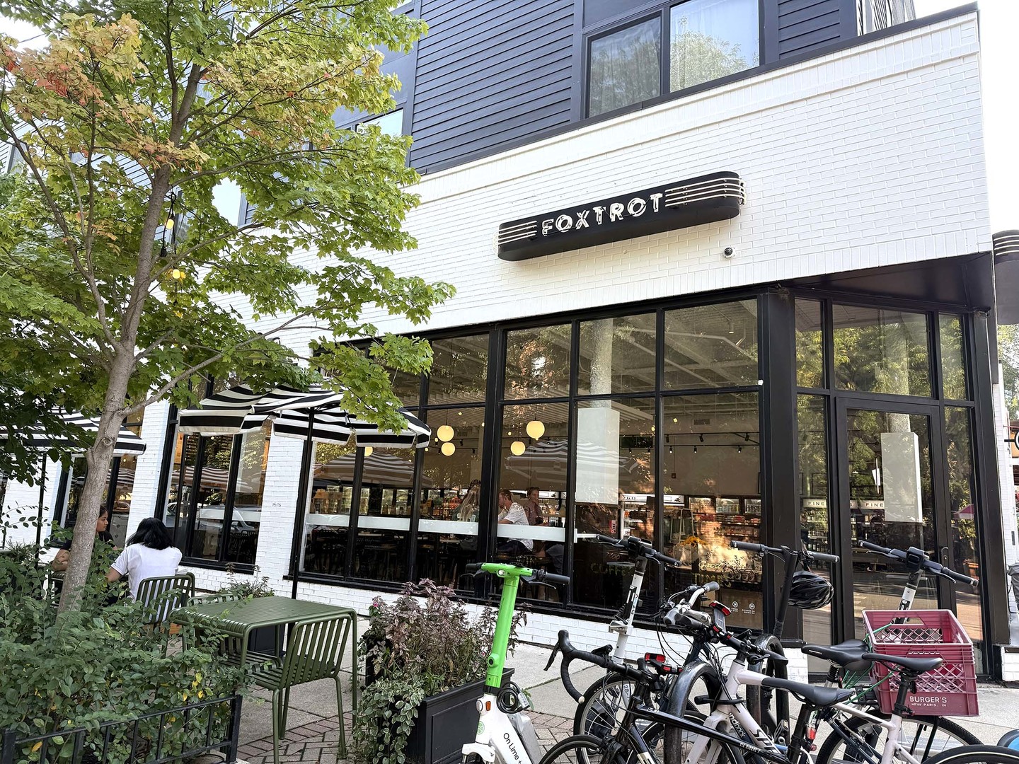 907-909 West Webster Avenue Chicago, IL 60614 - Photo 62 of 71 a view of a chairs and table in a patio