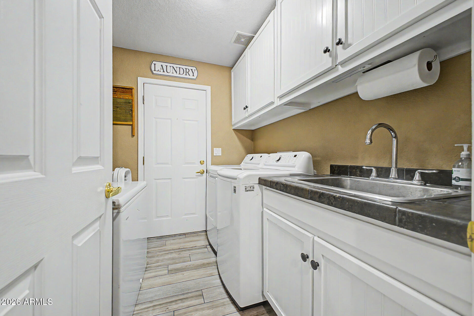 1502 South Prospectors Road Apache Junction, AZ 85119 - Photo 38 of 93 38 - Prospector