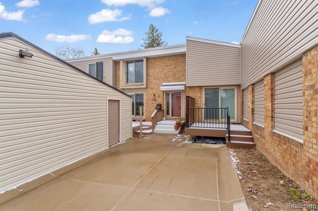 745 Oak Brook Ridge Drive Rochester Hills, MI 48307 - Photo 1 of 34