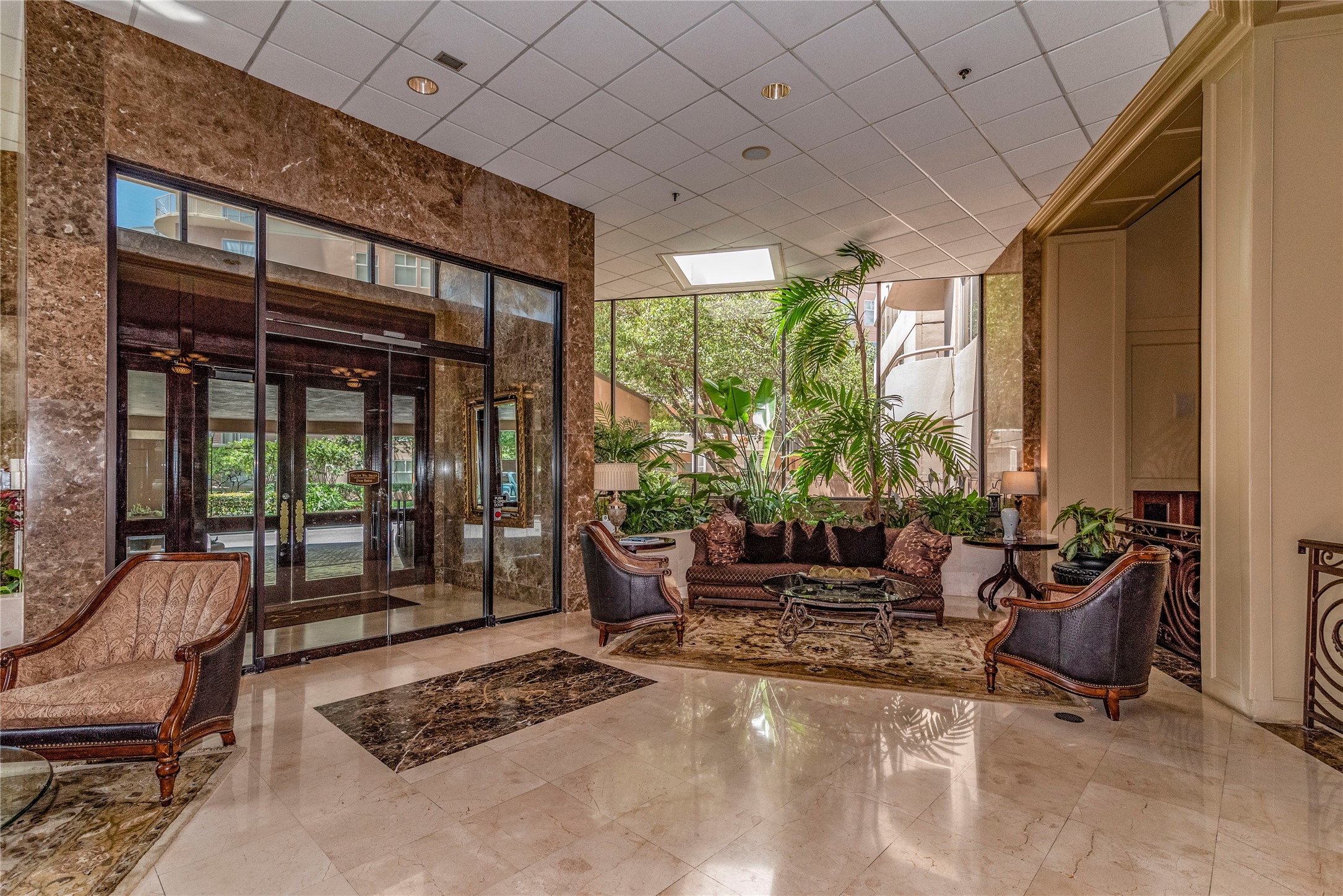 3525 Sage Road, Unit 1402 Houston, TX 77056 - Photo 3 of 19 a living room with furniture and a potted plant