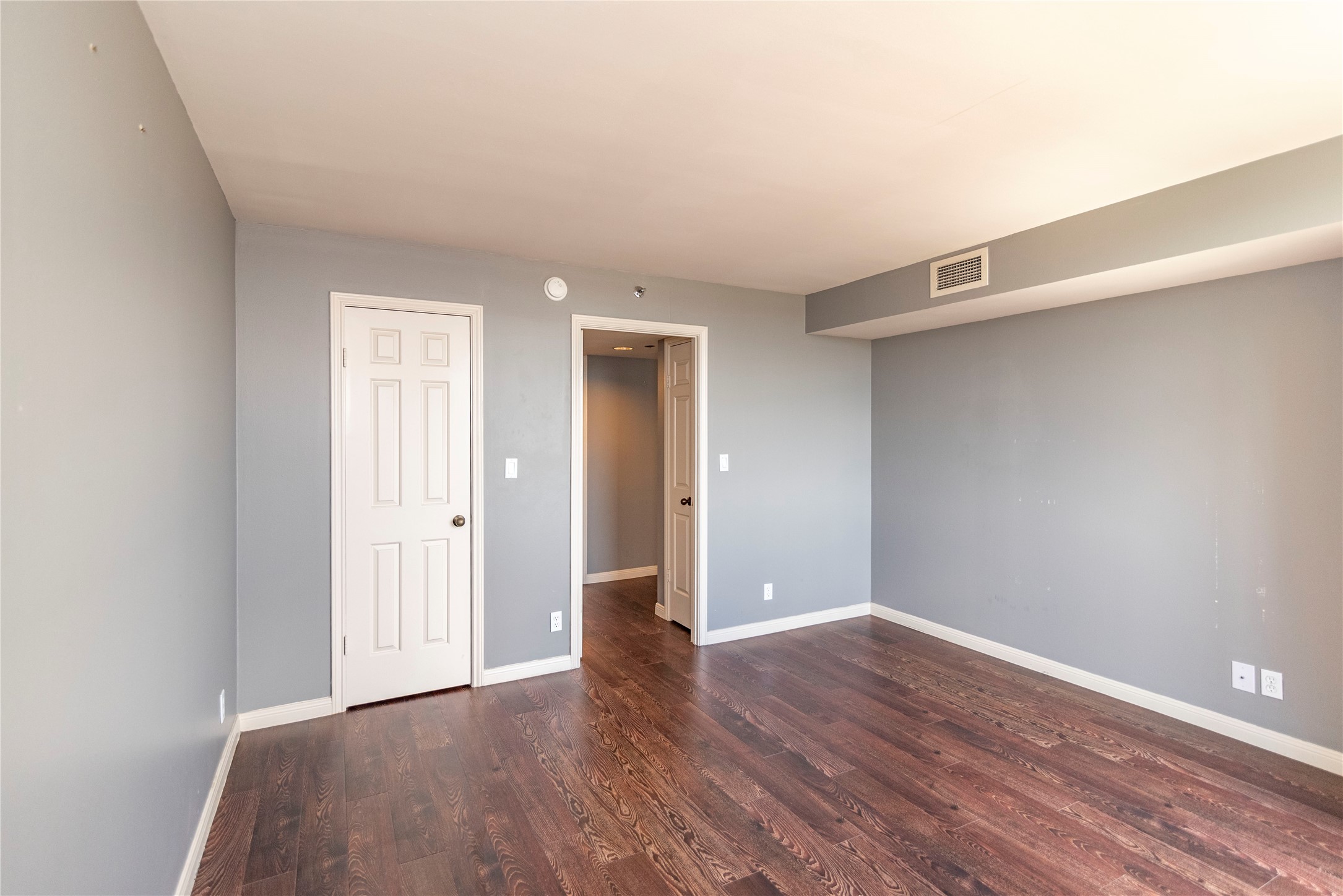 3525 Sage Road, Unit 1402 Houston, TX 77056 - Photo 10 of 19 a view of an empty room with wooden floor