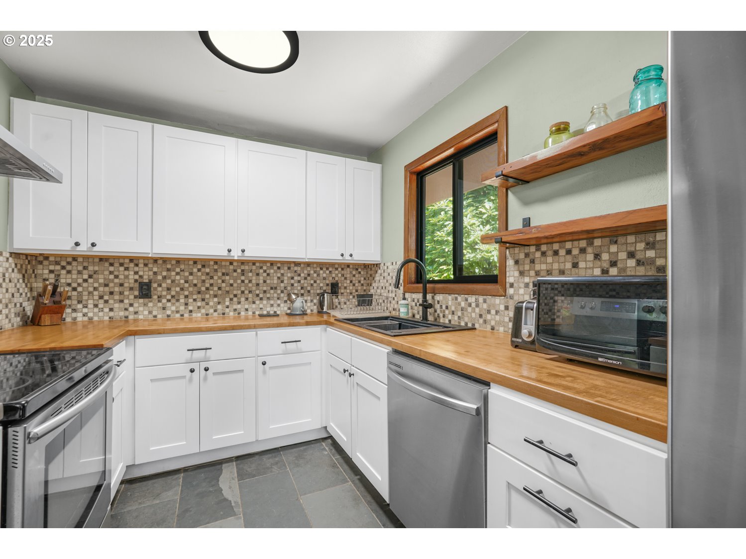 20151 South Henrici Road Oregon City, OR 97045 - Photo 7 of 21